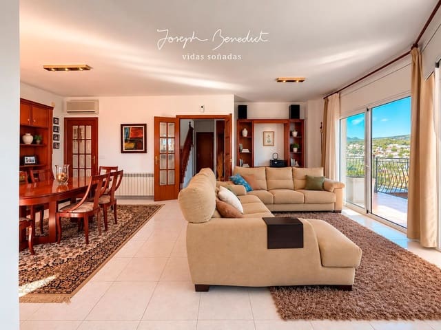 5 bedroom Villa for sale in Castelldefels with pool garage - € 1,360,000 (Ref: 10184123)