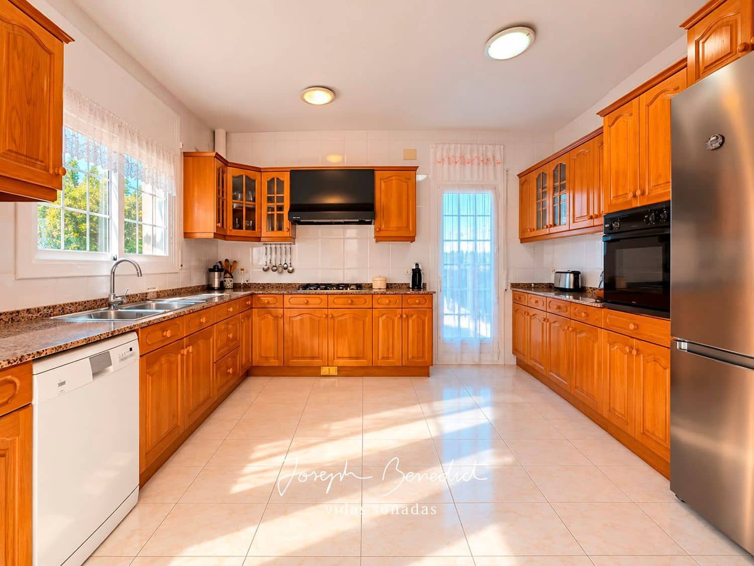 5 bedroom Villa for sale in Castelldefels with pool garage - € 1,360,000 (Ref: 10184123)