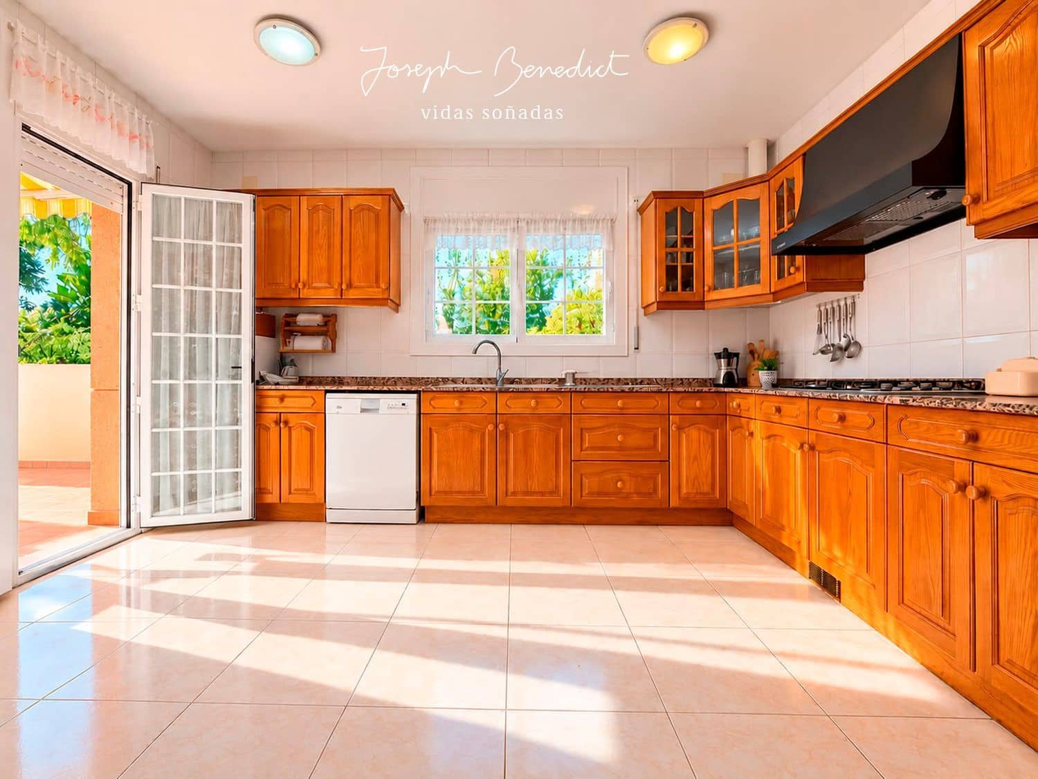 5 bedroom Villa for sale in Castelldefels with pool garage - € 1,360,000 (Ref: 10184123)