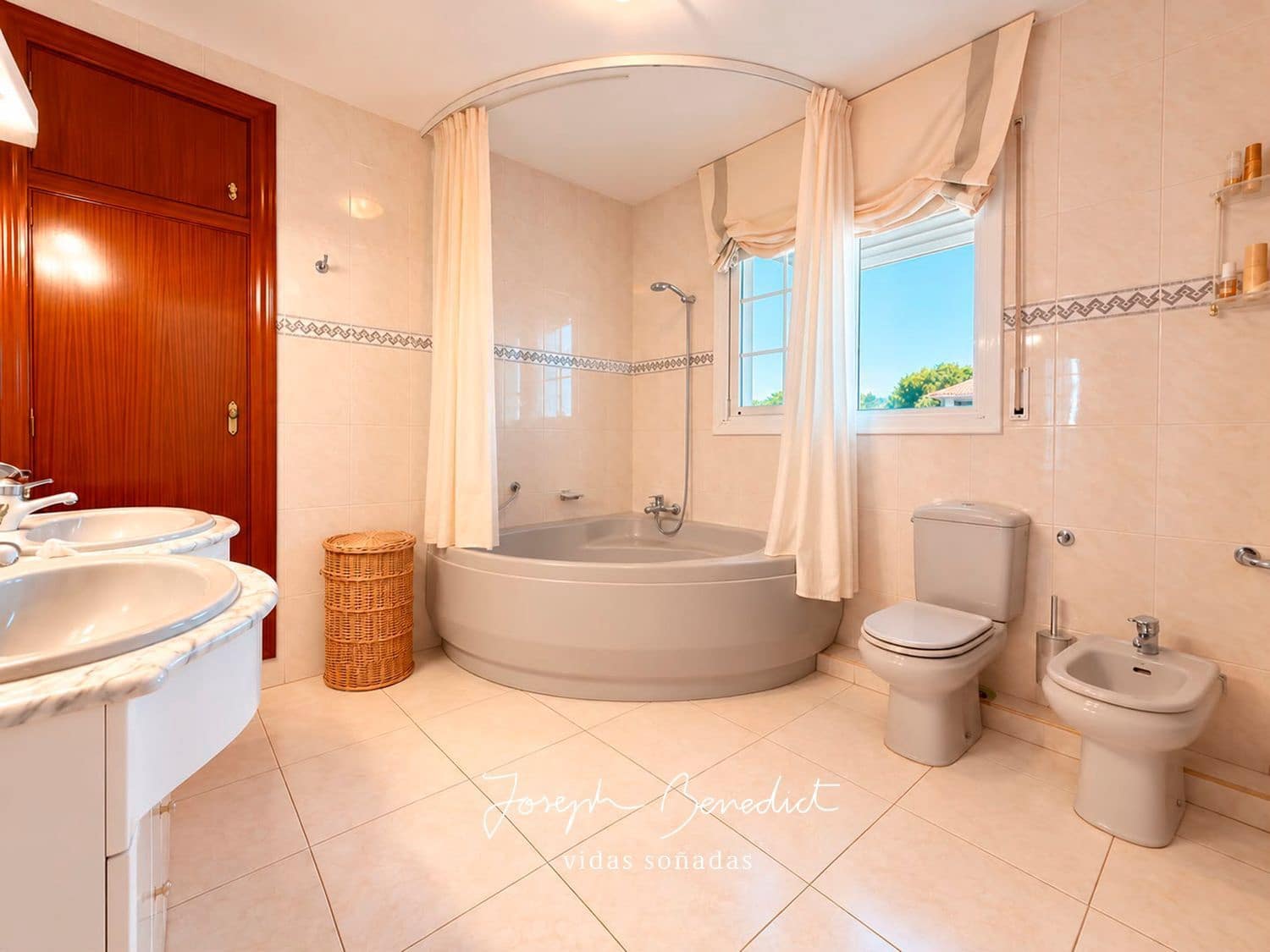 5 bedroom Villa for sale in Castelldefels with pool garage - € 1,360,000 (Ref: 10184123)