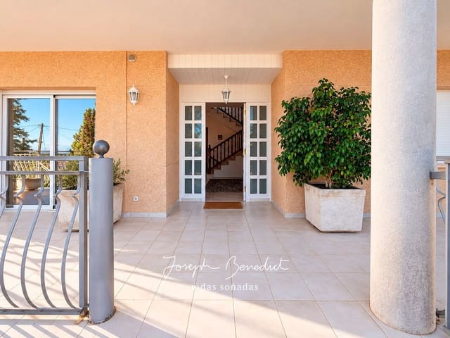 5 bedroom Villa for sale in Castelldefels with pool garage - € 1,360,000 (Ref: 10184123)