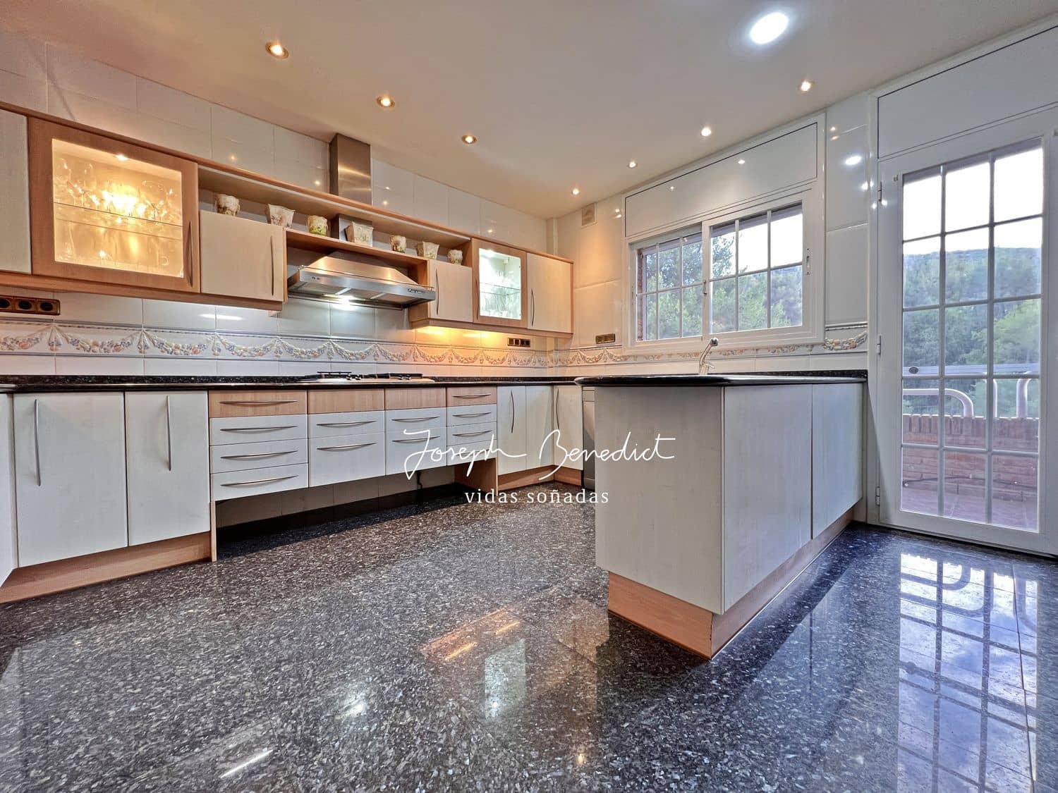 7 soveværelse Byhus til salg i Gava med swimmingpool garage - € 995.000 (Ref: 7734054)