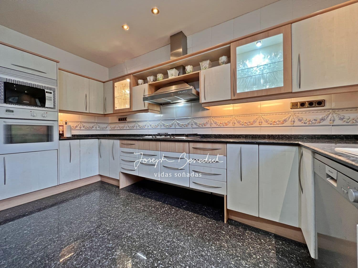 7 soveværelse Byhus til salg i Gava med swimmingpool garage - € 995.000 (Ref: 7734054)