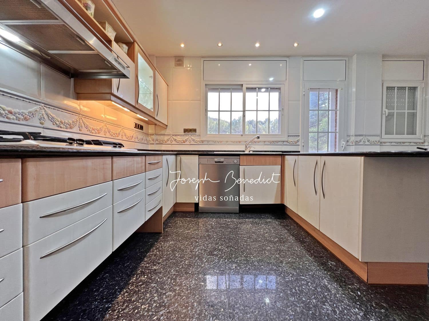 7 soveværelse Byhus til salg i Gava med swimmingpool garage - € 995.000 (Ref: 7734054)