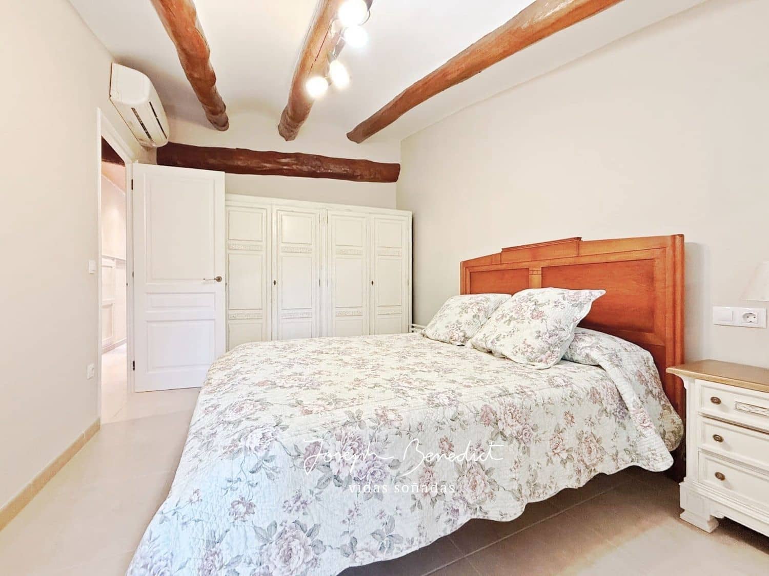 10 bedroom Townhouse for sale in Sant Quinti de Mediona with garage - € 400,000 (Ref: 9095059)