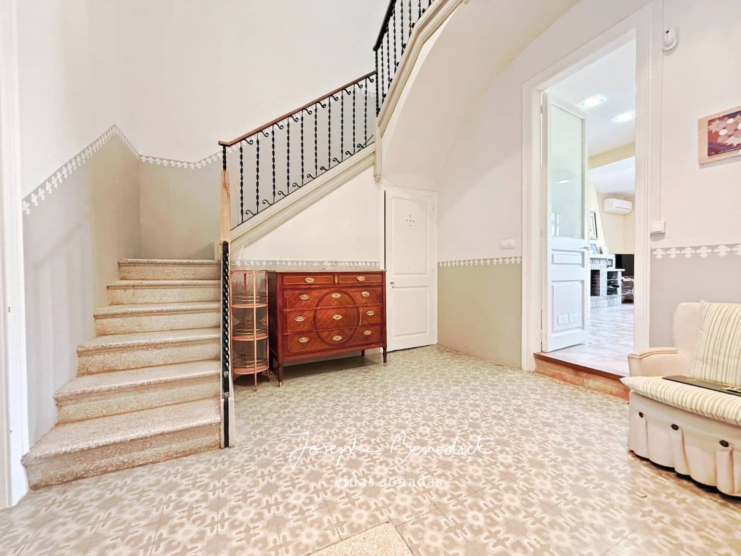 10 bedroom Townhouse for sale in Sant Quinti de Mediona with garage - € 400,000 (Ref: 9095059)