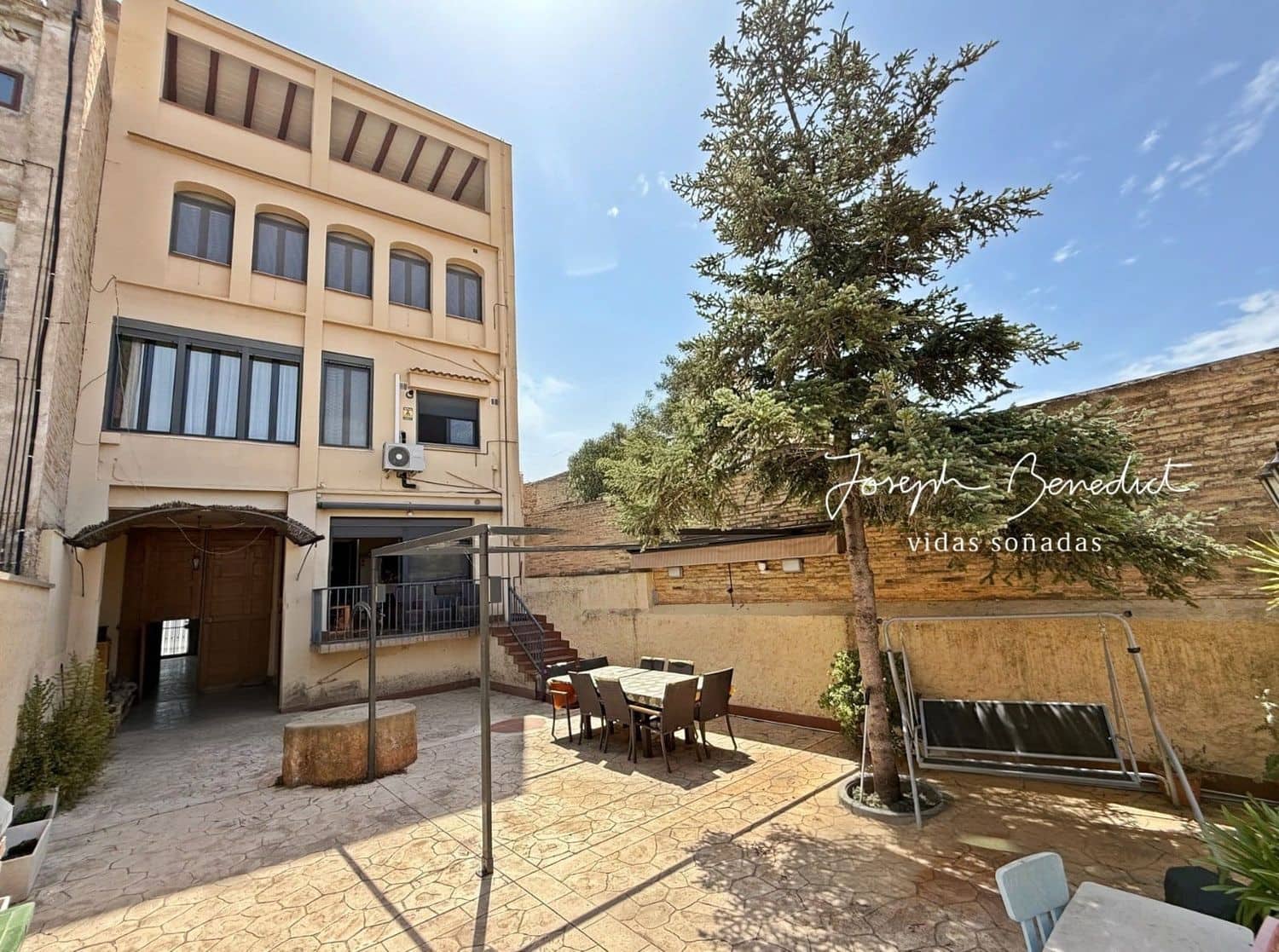 10 bedroom Townhouse for sale in Sant Quinti de Mediona with garage - € 400,000 (Ref: 9095059)