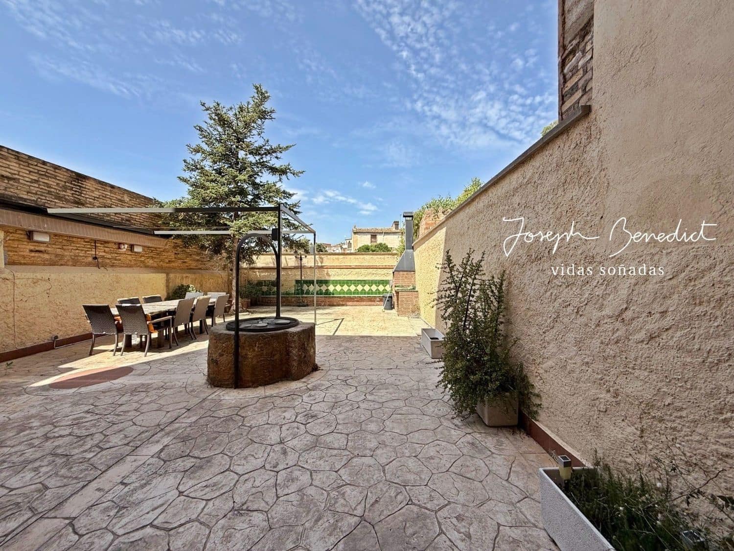 10 bedroom Townhouse for sale in Sant Quinti de Mediona with garage - € 400,000 (Ref: 9095059)