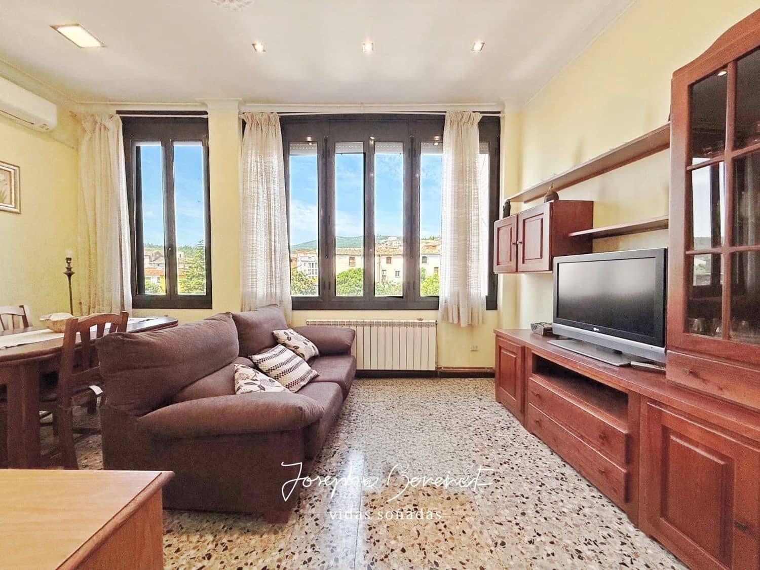 10 bedroom Townhouse for sale in Sant Quinti de Mediona with garage - € 400,000 (Ref: 9095059)