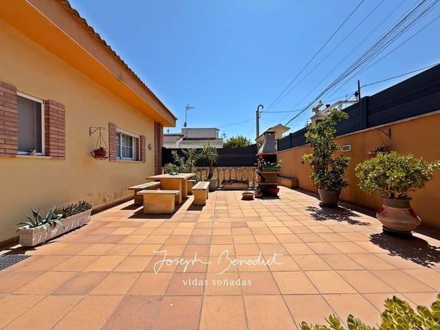 6 bedroom Villa for sale in Segur de Calafell, Calafell with pool garage - € 590,000 (Ref: 9106309)