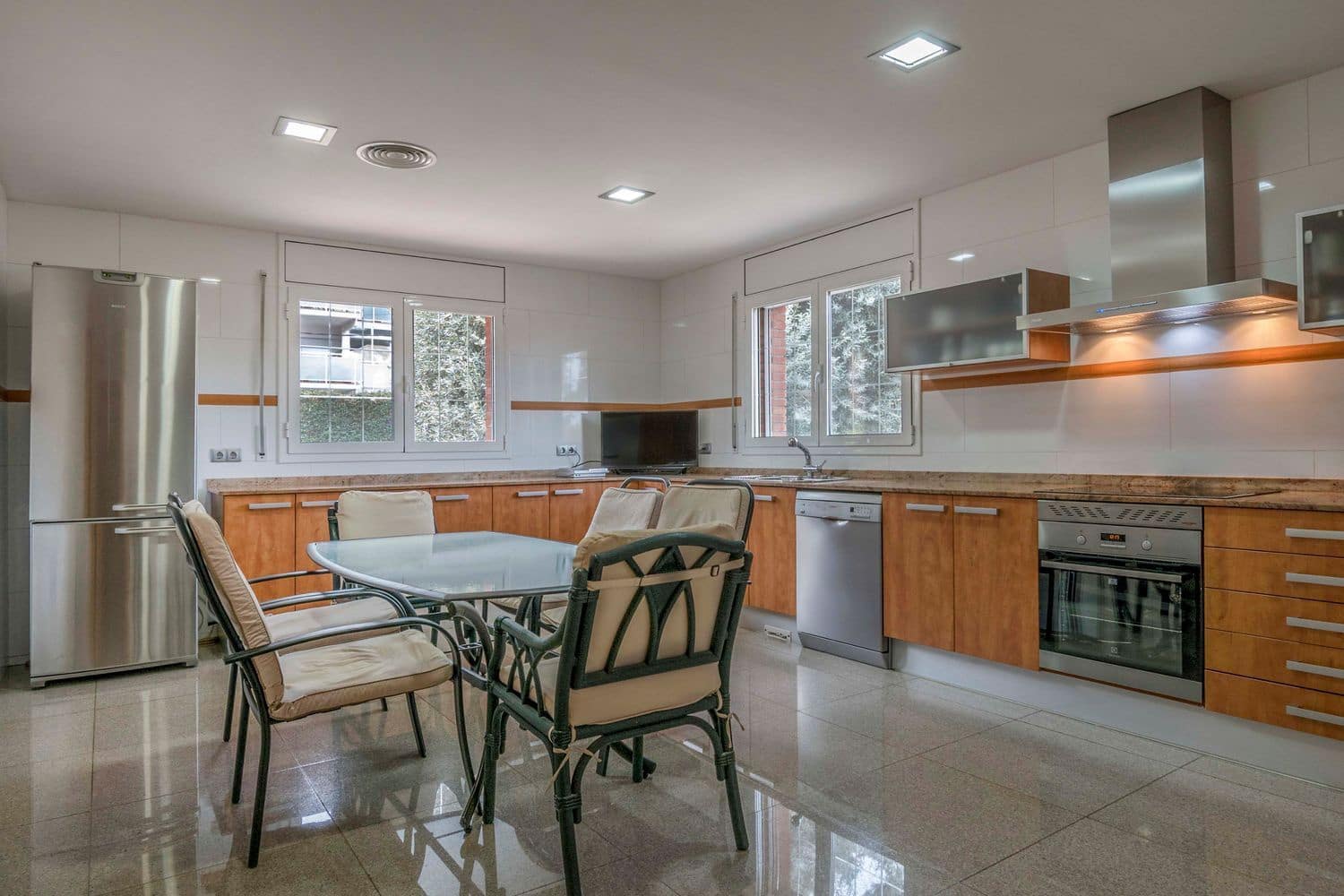 8 bedroom Villa for sale in Castelldefels with pool garage - € 1,900,000 (Ref: 9413636)