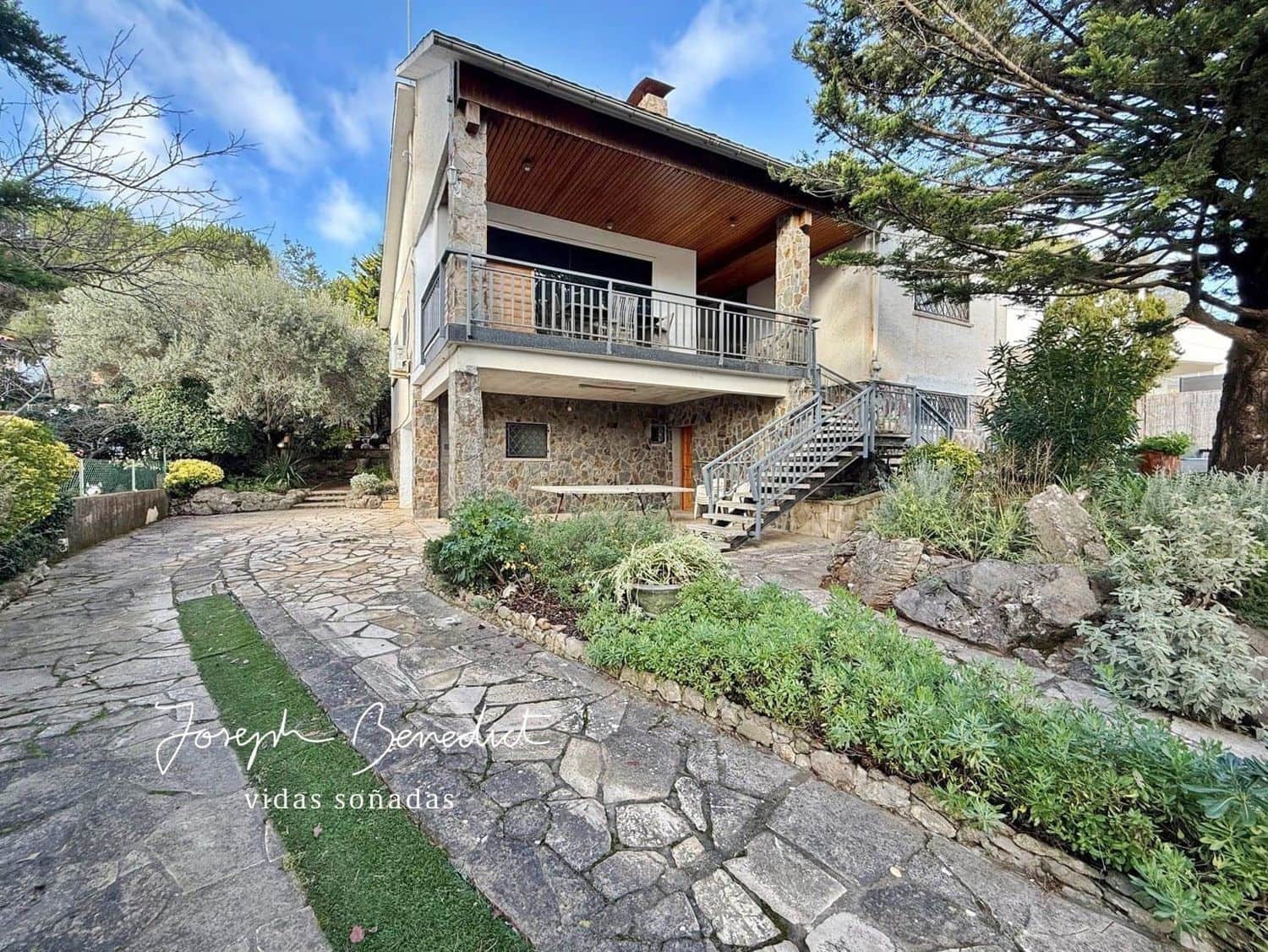 4 bedroom Villa for sale in Begues with pool garage - € 620,000 (Ref: 9494409)