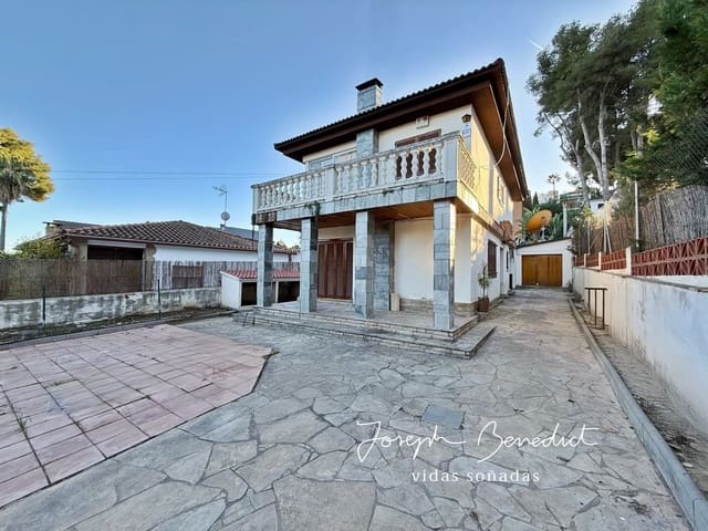 4 bedroom Villa for sale in Castelldefels with pool garage - € 690,000 (Ref: 9512108)