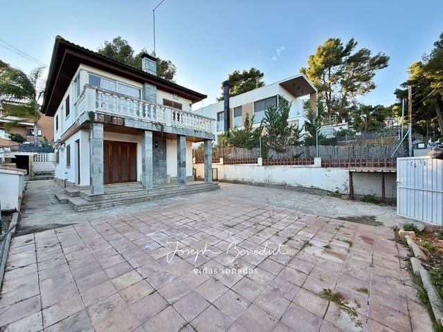 4 bedroom Villa for sale in Castelldefels with pool garage - € 690,000 (Ref: 9512108)