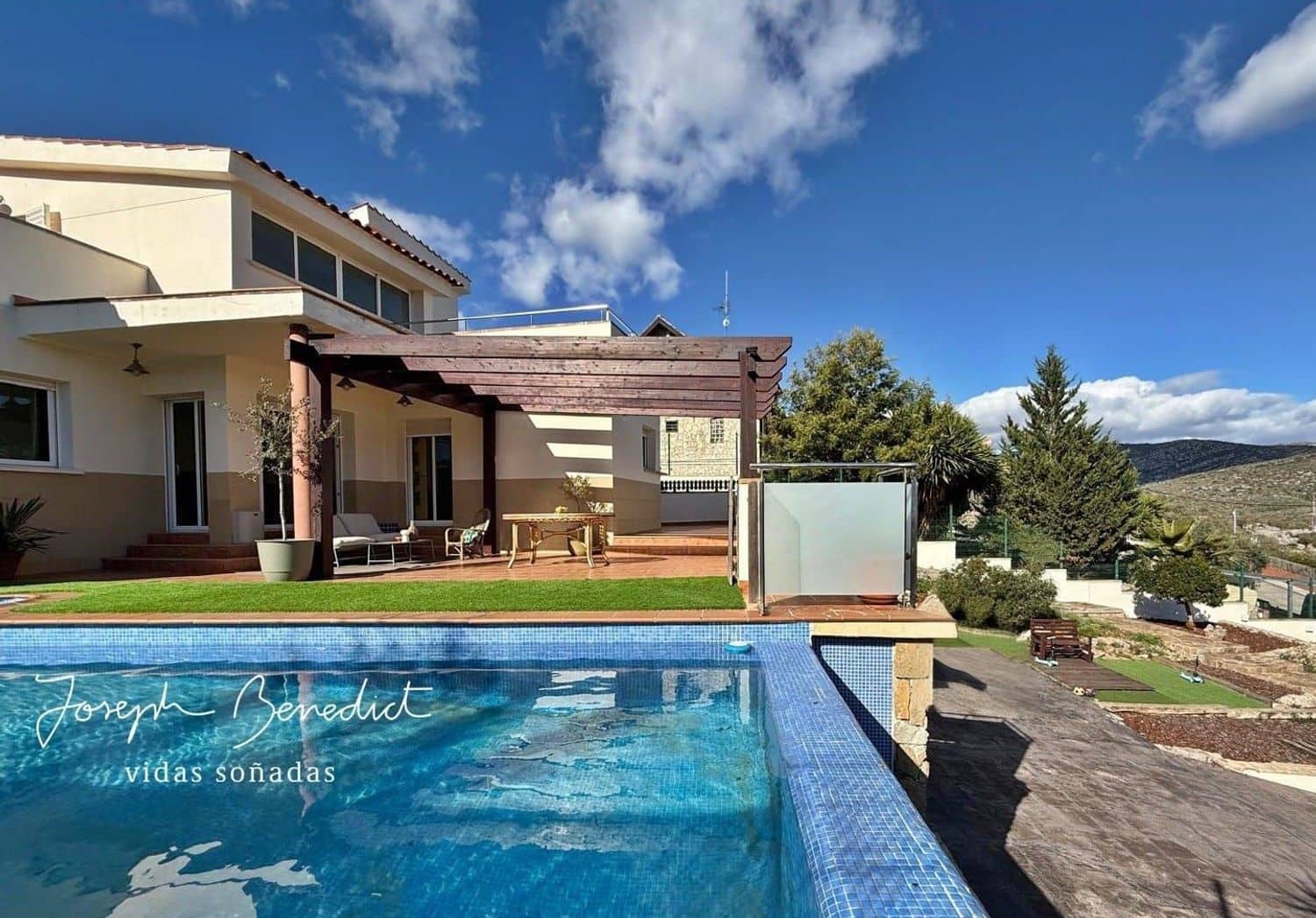 3 makuuhuone Huvila myytävänä paikassa Olivella mukana uima-altaan 
autotalli - 430 000 € (Ref: 9585409)