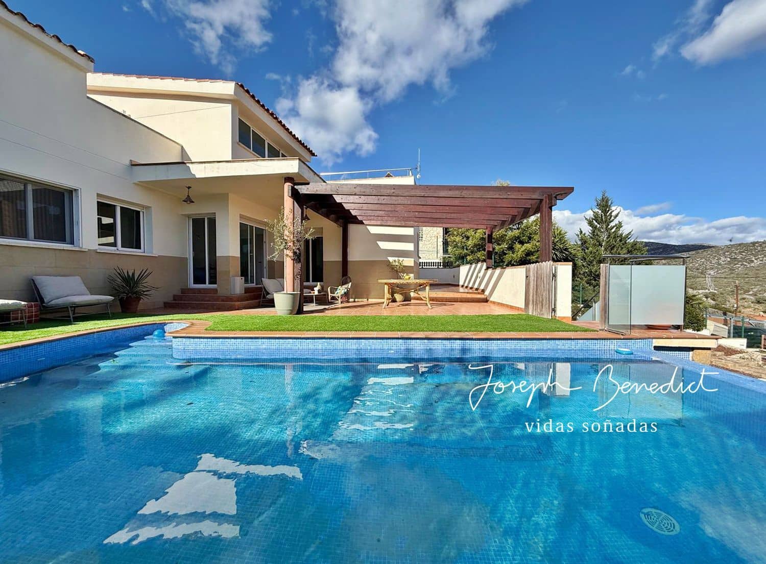 3 makuuhuone Huvila myytävänä paikassa Olivella mukana uima-altaan 
autotalli - 430 000 € (Ref: 9585409)