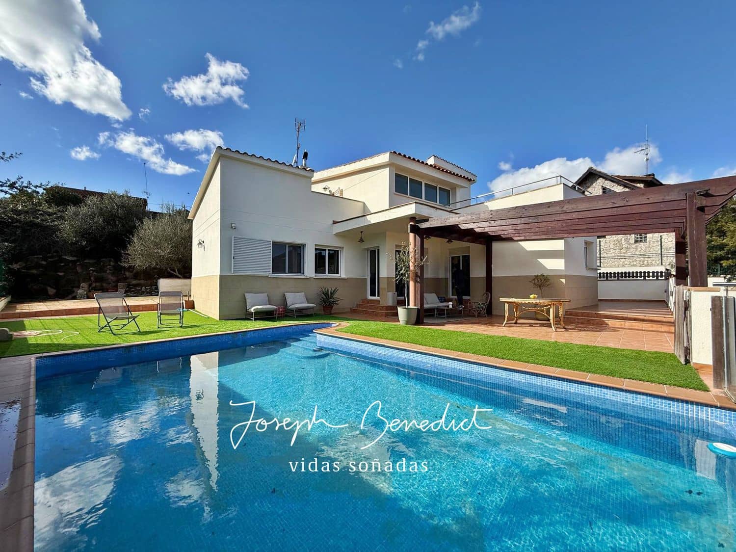 3 makuuhuone Huvila myytävänä paikassa Olivella mukana uima-altaan 
autotalli - 430 000 € (Ref: 9585409)