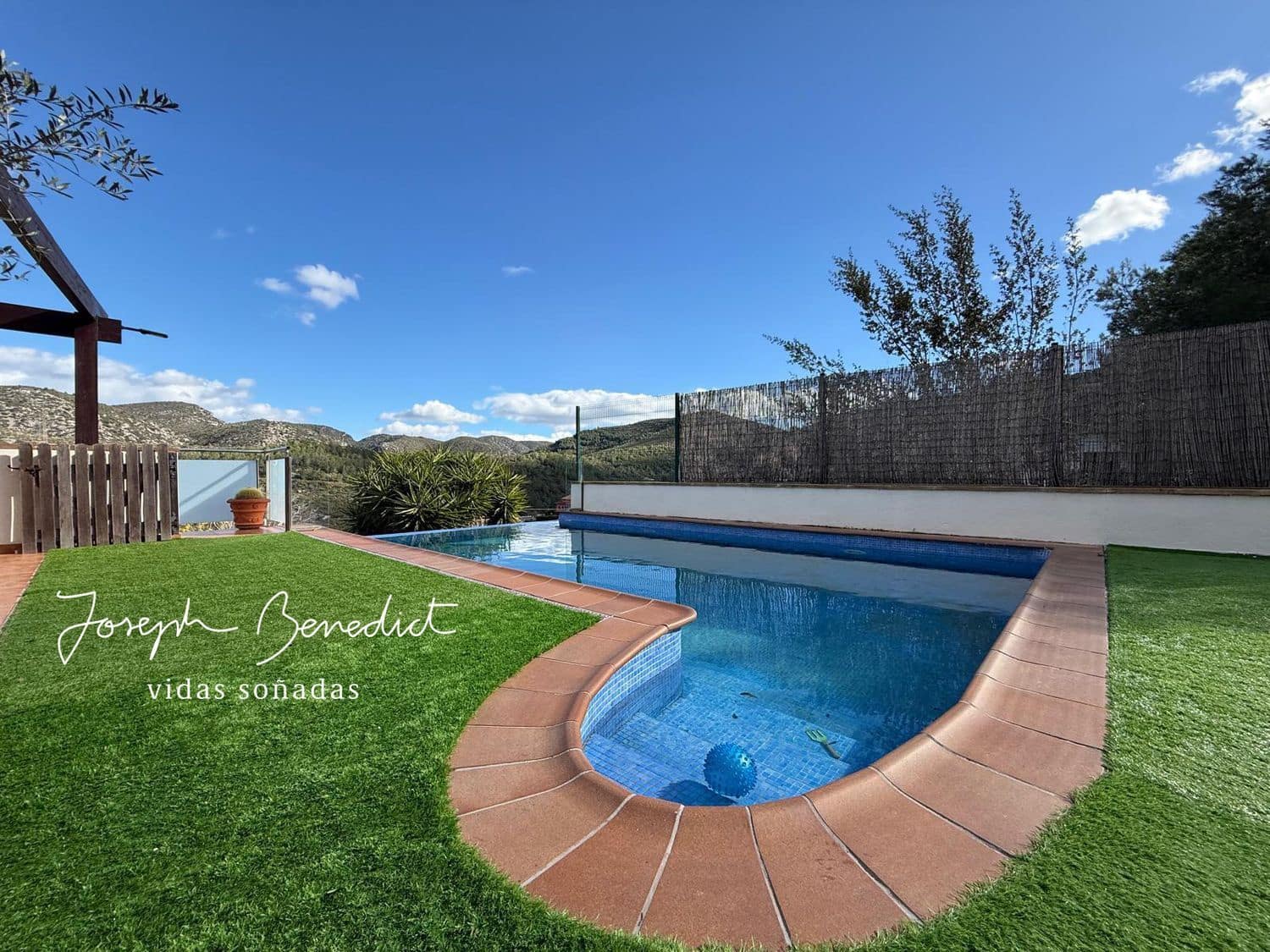 3 makuuhuone Huvila myytävänä paikassa Olivella mukana uima-altaan 
autotalli - 430 000 € (Ref: 9585409)