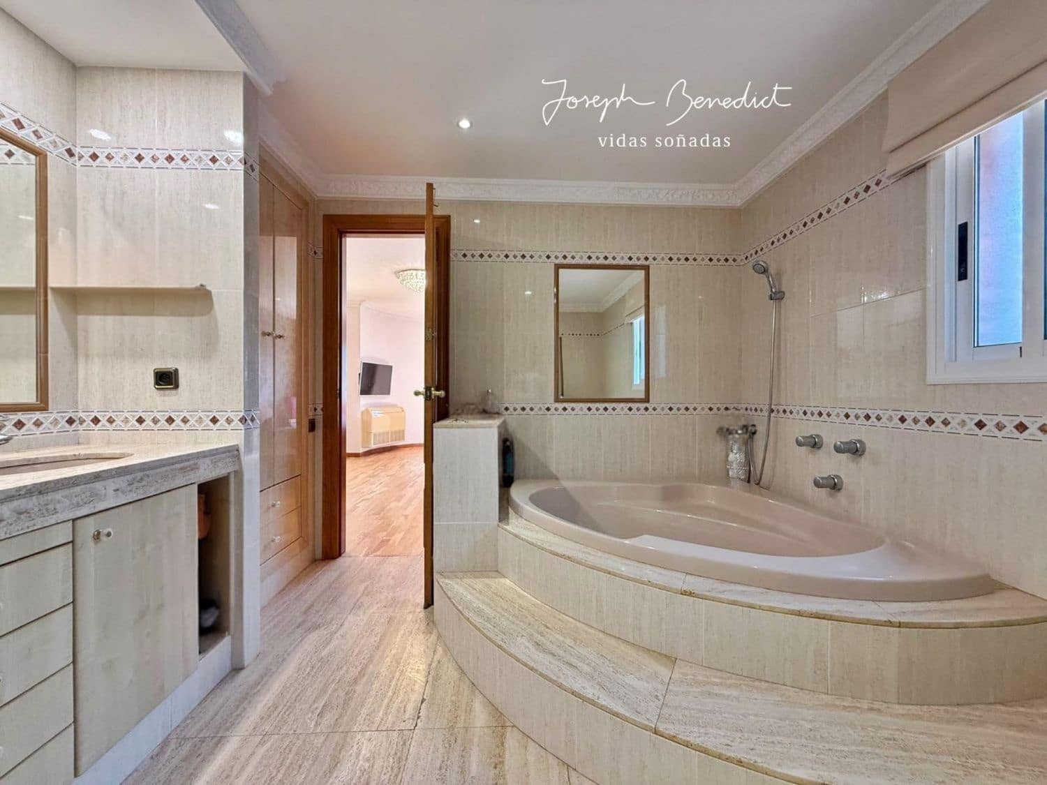 6 makuuhuone Huvila myytävänä paikassa Castelldefels mukana uima-altaan 
autotalli - 1 295 000 € (Ref: 9636196)