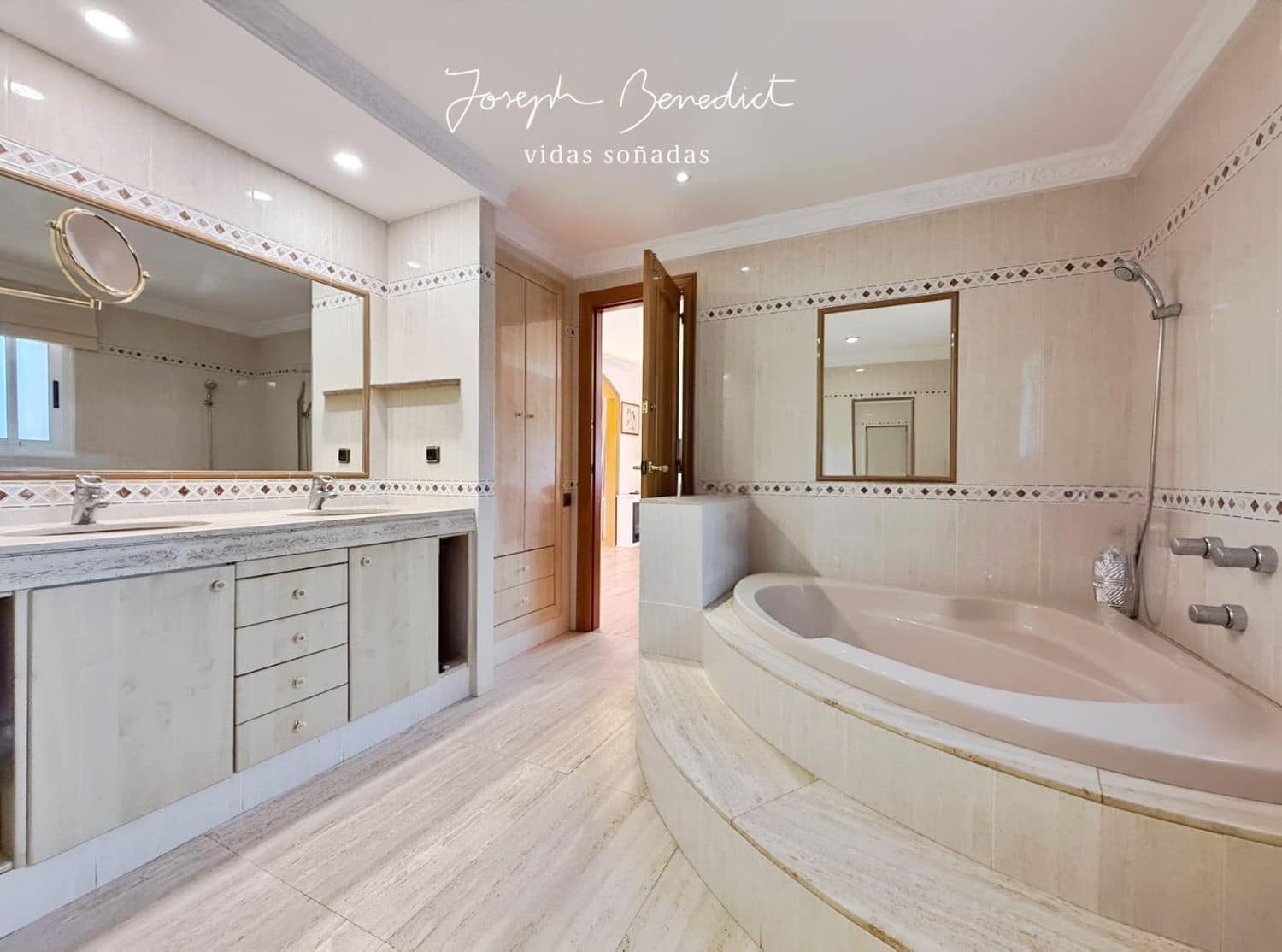 6 makuuhuone Huvila myytävänä paikassa Castelldefels mukana uima-altaan 
autotalli - 1 295 000 € (Ref: 9636196)