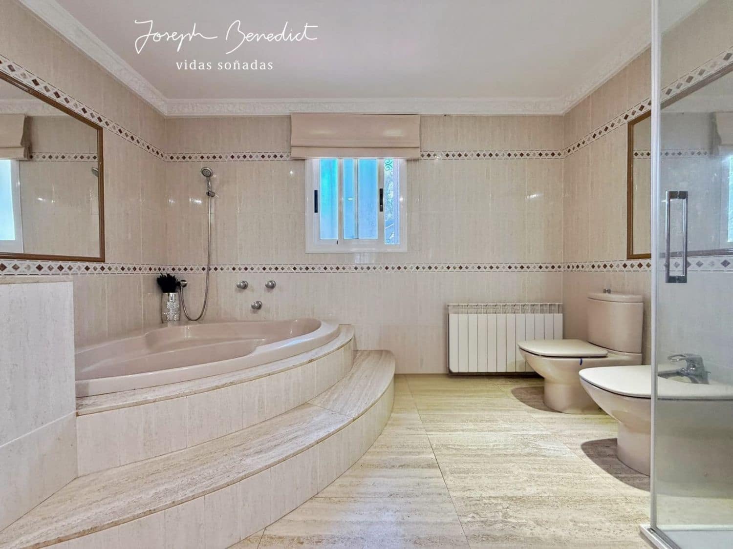 6 makuuhuone Huvila myytävänä paikassa Castelldefels mukana uima-altaan 
autotalli - 1 295 000 € (Ref: 9636196)