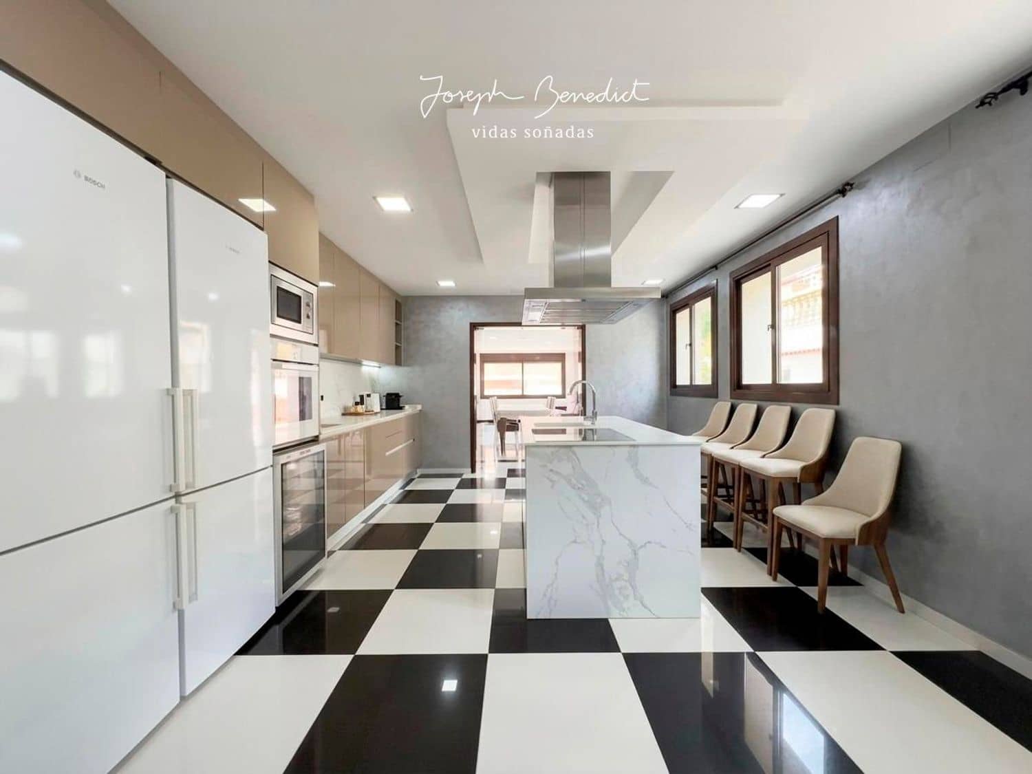 9 sypialnia Willa na sprzedaż w Castelldefels z basenem garażem - 2 075 000 € (Ref: 9780002)