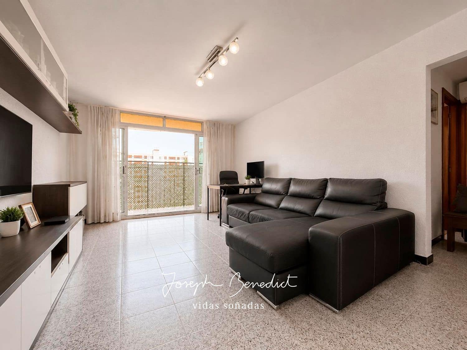3 bedroom Apartment for sale in L'Hospitalet de Llobregat with garage - € 253,000 (Ref: 9872956)