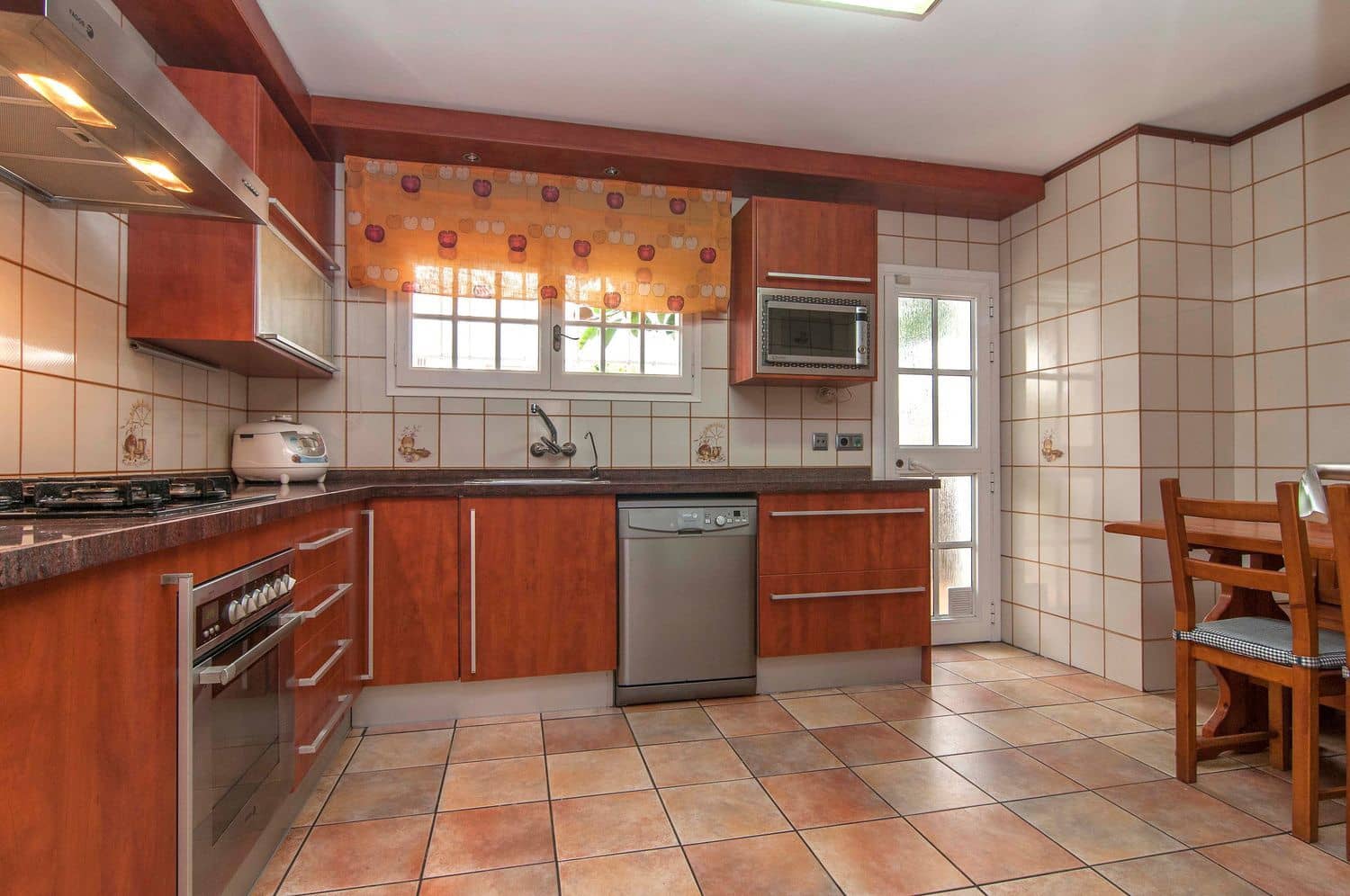 4 bedroom Villa for sale in Torrelles de Llobregat with garage - € 675,000 (Ref: 9958928)