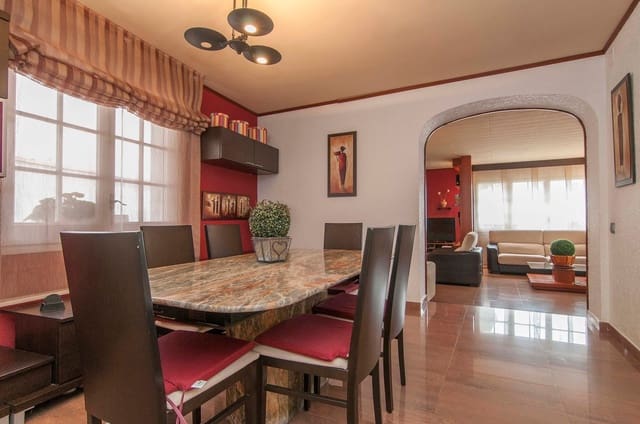 4 sypialnia Willa na sprzedaż w Torrelles de Llobregat z garażem - 675 000 € (Ref: 9958928)