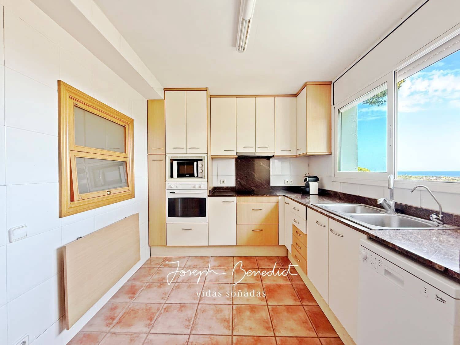 4 bedroom Villa for sale in Torrelles de Llobregat with garage - € 635,000 (Ref: 9958929)