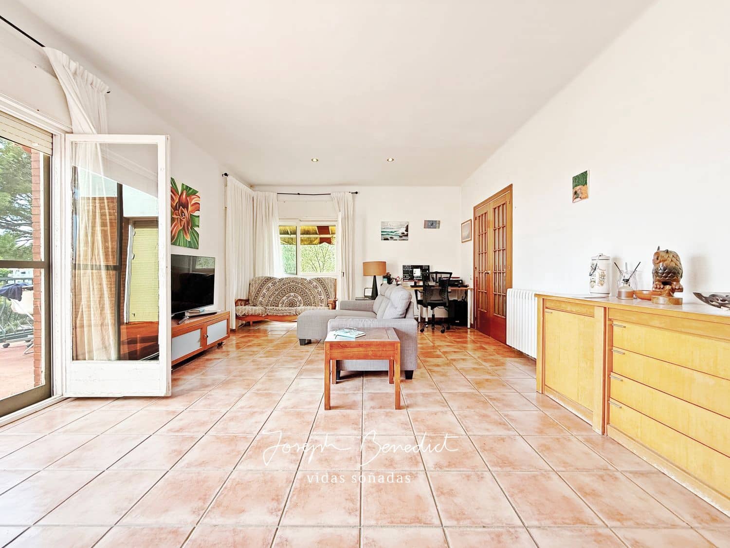 4 bedroom Villa for sale in Torrelles de Llobregat with garage - € 635,000 (Ref: 9958929)