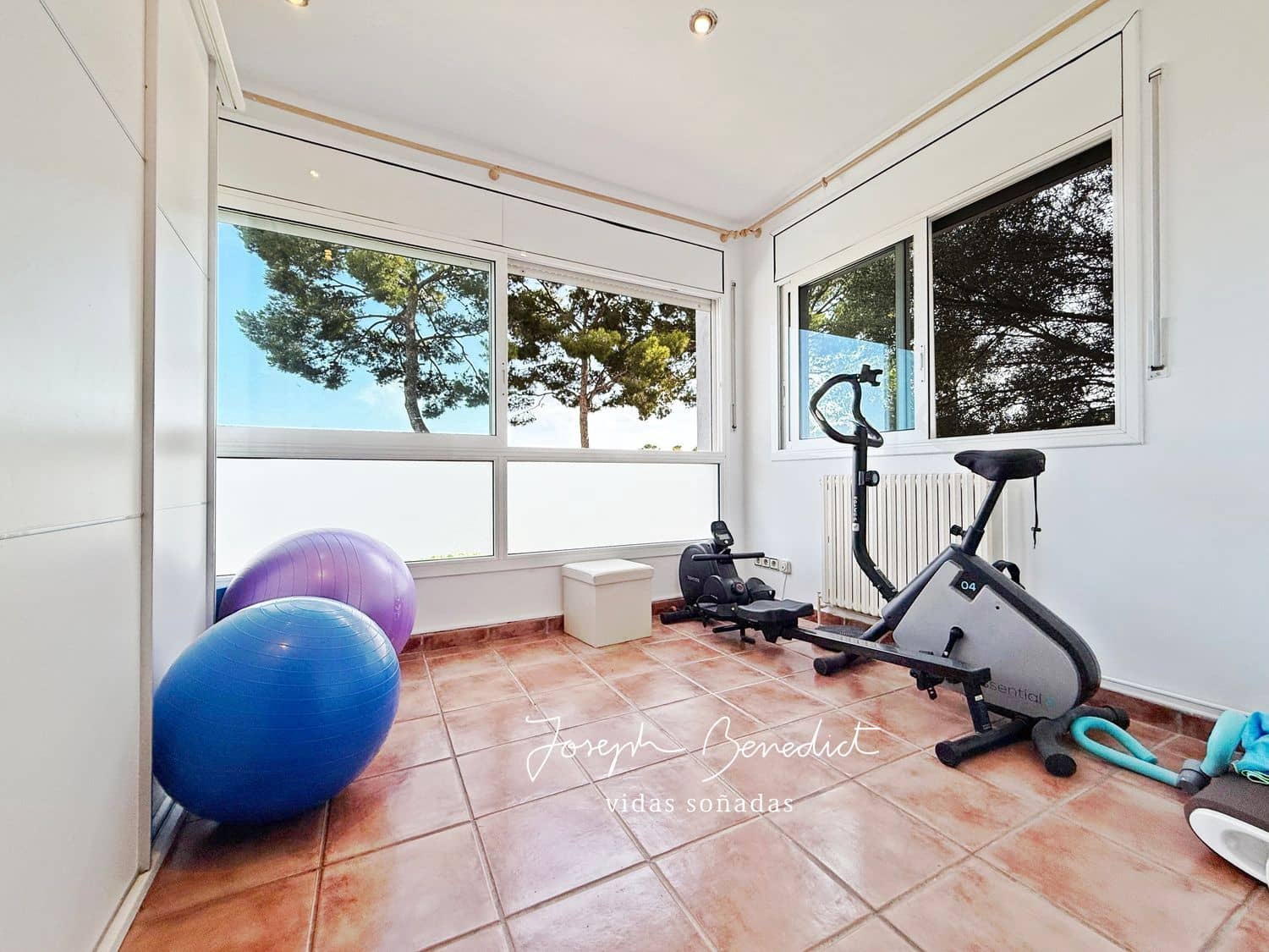 4 bedroom Villa for sale in Torrelles de Llobregat with garage - € 635,000 (Ref: 9958929)