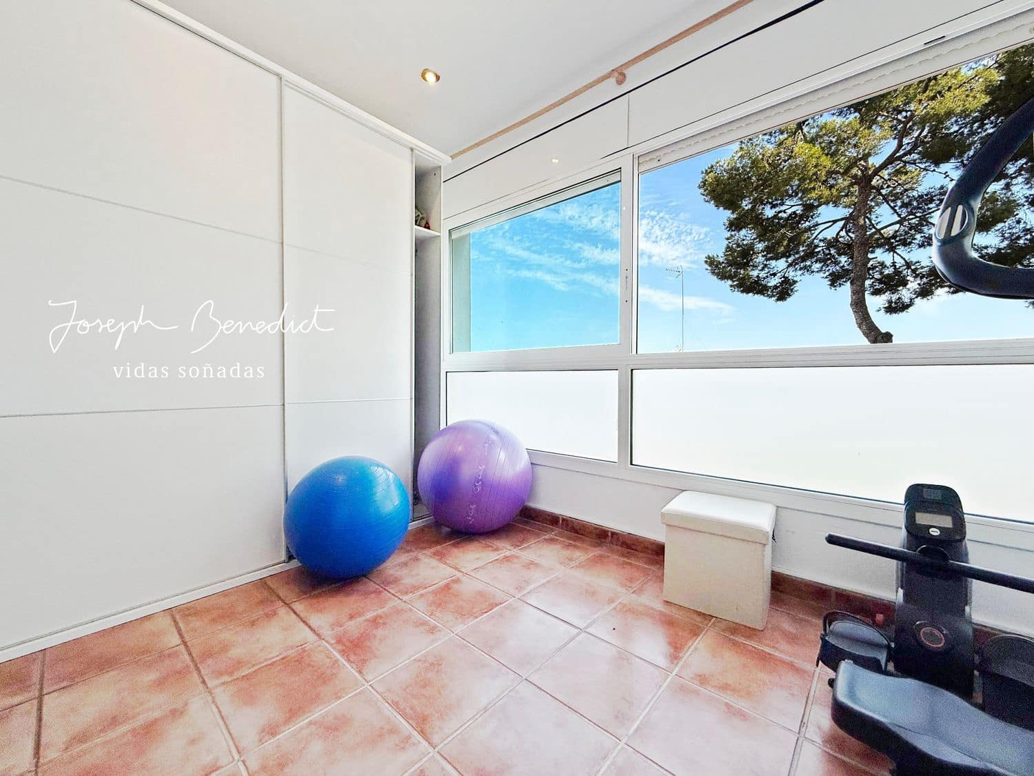 4 bedroom Villa for sale in Torrelles de Llobregat with garage - € 635,000 (Ref: 9958929)