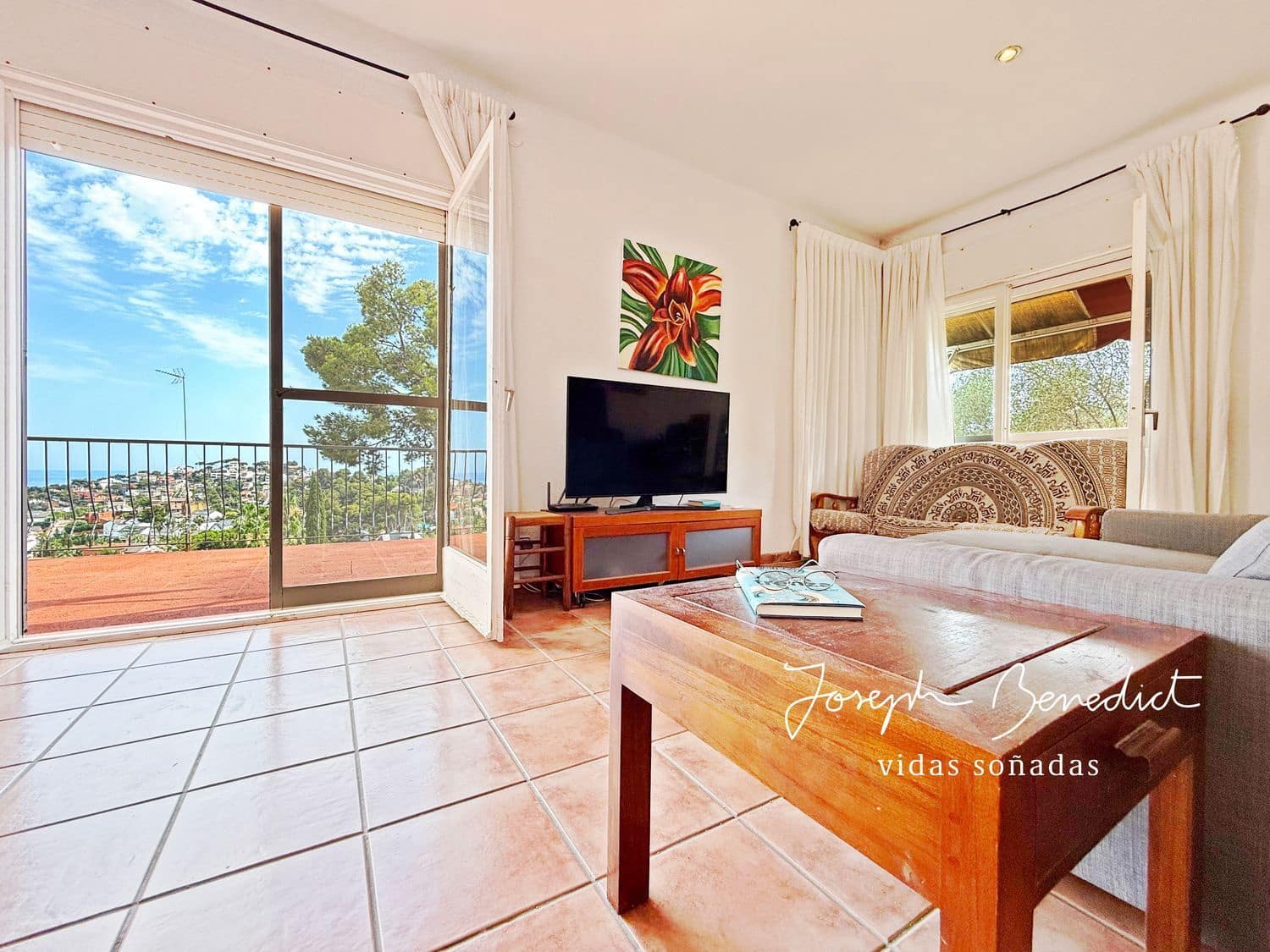 4 bedroom Villa for sale in Torrelles de Llobregat with garage - € 635,000 (Ref: 9958929)