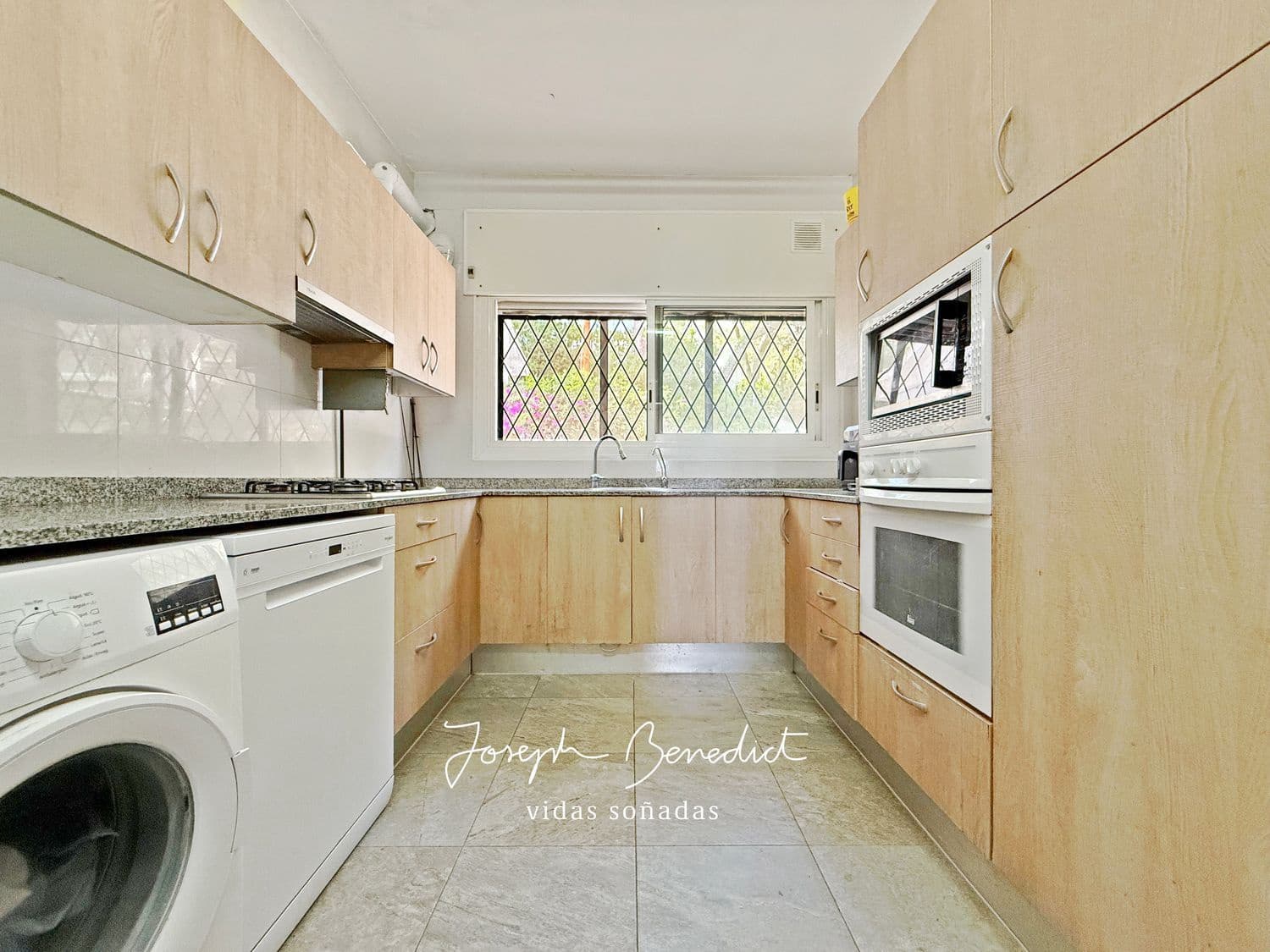 4 bedroom Villa for sale in Torrelles de Llobregat with garage - € 635,000 (Ref: 9958929)