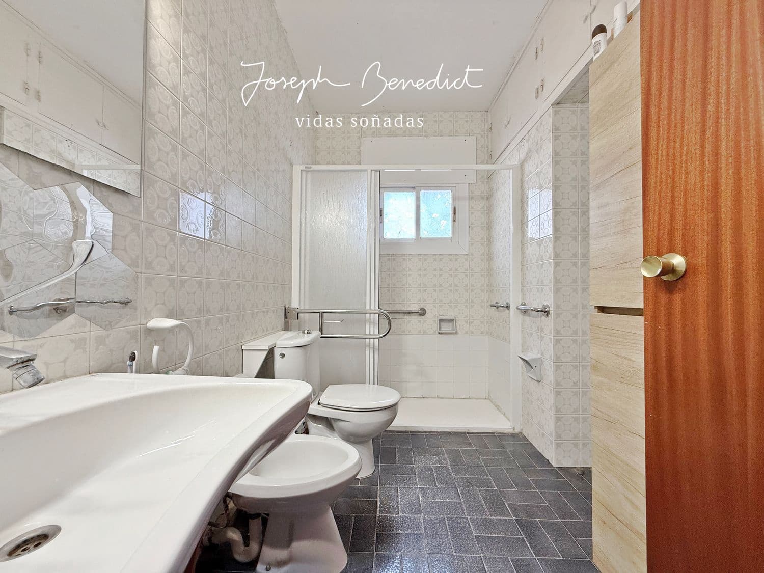 4 bedroom Villa for sale in Torrelles de Llobregat with garage - € 635,000 (Ref: 9958929)
