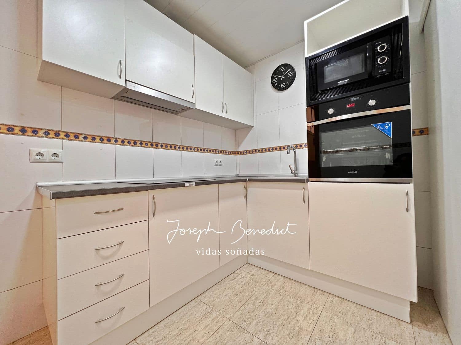 3 bedroom Apartment for sale in L'Hospitalet de Llobregat with garage - € 273,000 (Ref: 9964579)