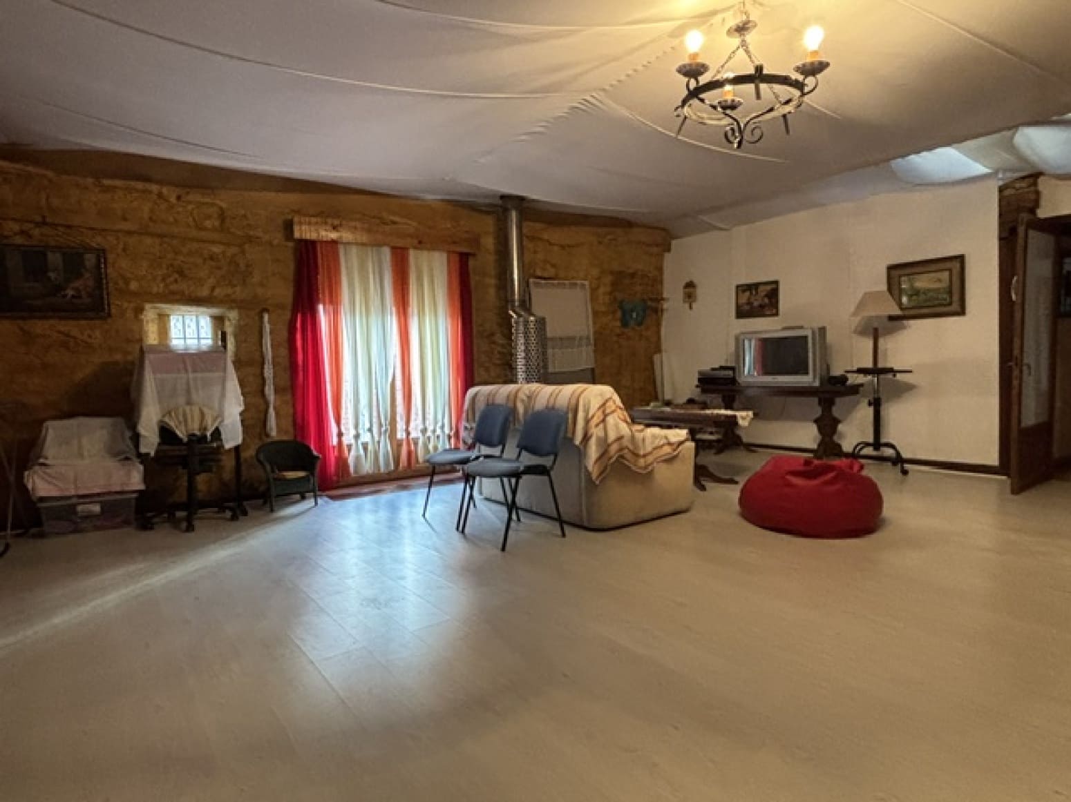 4 Zimmer Villa zu verkaufen in Valle de Valdelucio mit Garage - 180.000 € (Ref: 10148385)