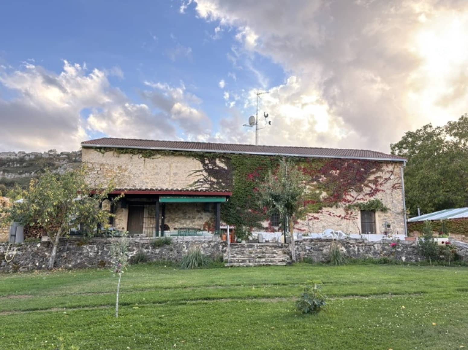 4 Zimmer Villa zu verkaufen in Valle de Valdelucio mit Garage - 180.000 € (Ref: 10148385)
