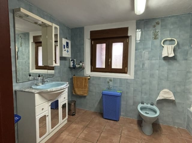 4 Zimmer Villa zu verkaufen in Valle de Valdelucio mit Garage - 180.000 € (Ref: 10148385)