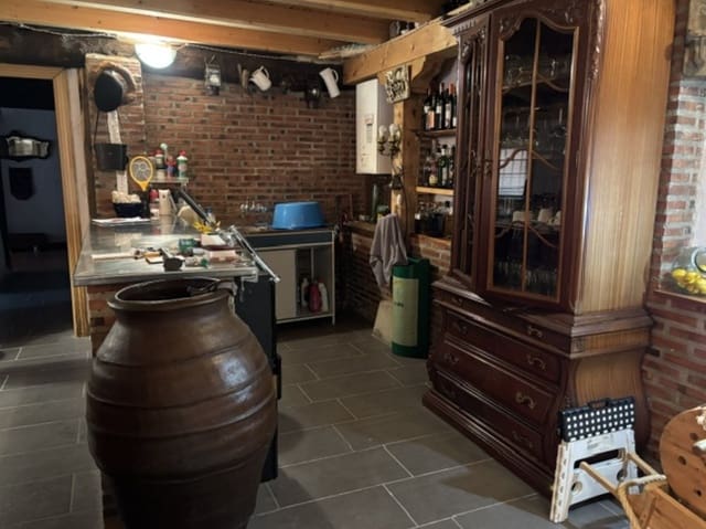 4 Zimmer Villa zu verkaufen in Valle de Valdelucio mit Garage - 180.000 € (Ref: 10148385)