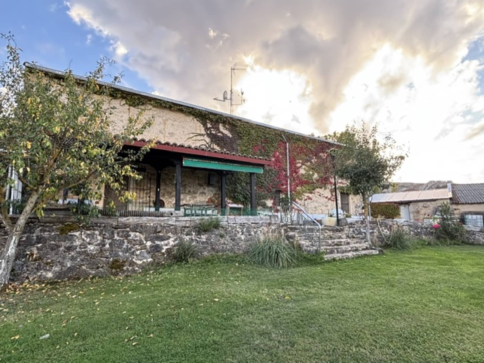 4 Zimmer Villa zu verkaufen in Valle de Valdelucio mit Garage - 180.000 € (Ref: 10148385)