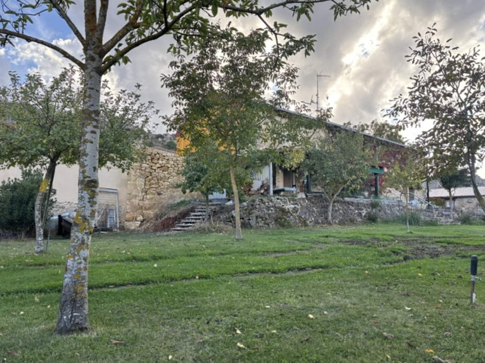 4 Zimmer Villa zu verkaufen in Valle de Valdelucio mit Garage - 180.000 € (Ref: 10148385)