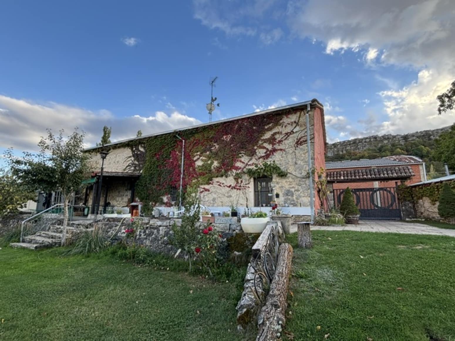 4 Zimmer Villa zu verkaufen in Valle de Valdelucio mit Garage - 180.000 € (Ref: 10148385)