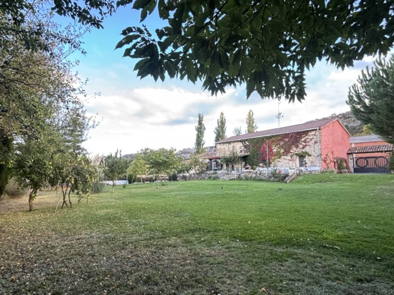 4 Zimmer Villa zu verkaufen in Valle de Valdelucio mit Garage - 180.000 € (Ref: 10148385)