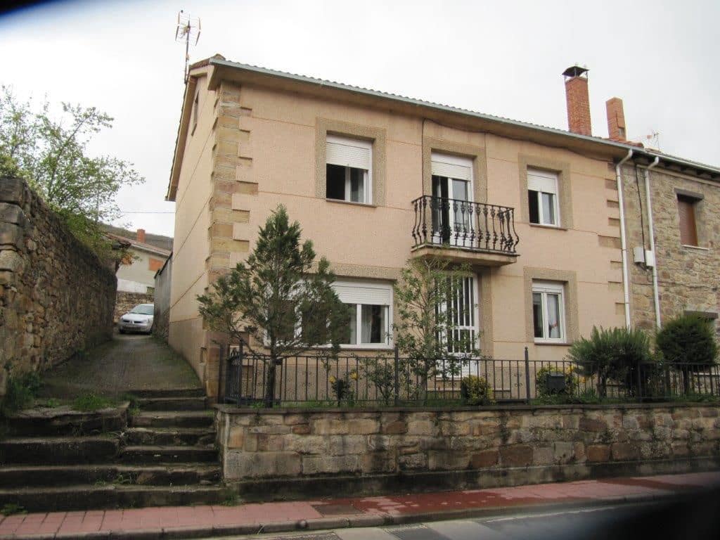 5 soveværelse Villa til salg i Barruelo de Santullan med garage - € 115.000 (Ref: 4688098)