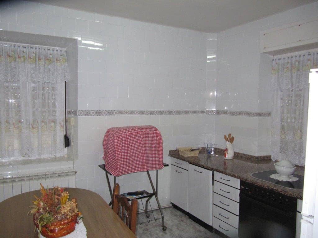 4 soveværelse Villa til salg i Salinas de Pisuerga med garage - € 125.000 (Ref: 4688296)