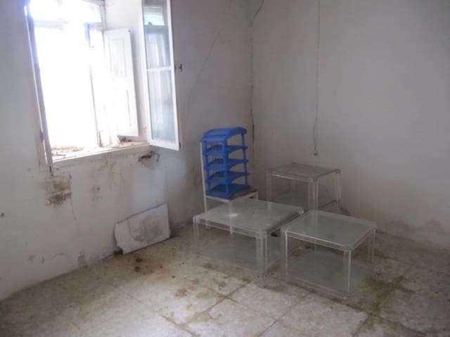 4 bedroom Villa for sale in Valle de Valdelucio - € 28,000 (Ref: 4852542)