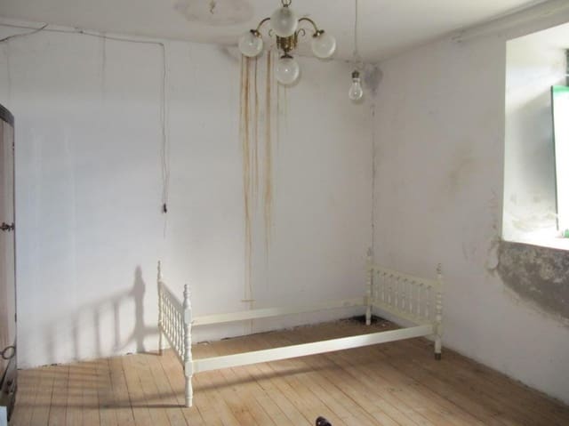 4 bedroom Villa for sale in Valle de Valdelucio - € 28,000 (Ref: 4852542)