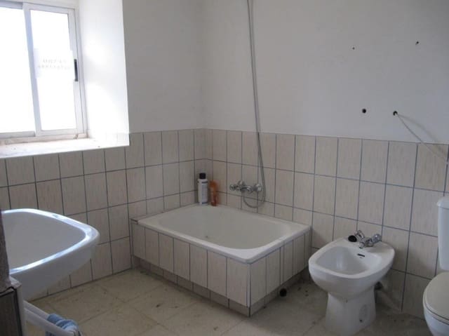 4 bedroom Villa for sale in Valle de Valdelucio - € 28,000 (Ref: 4852542)